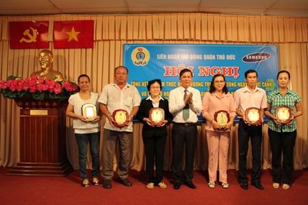 TDH nhận Kỷ niệm chương học bổng Nguyễn Đức Cảnh